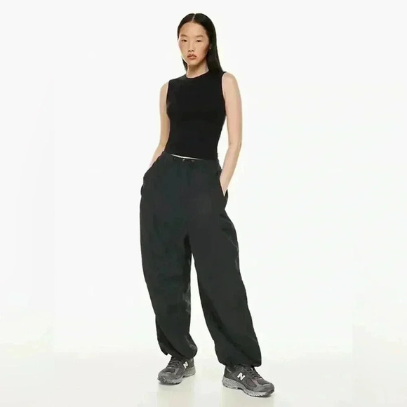 ARITZIA TNA Aviator Parachute pants size M - Picture 3 of 15